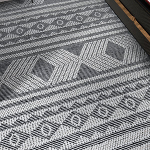 Ella 345 Black Modern Wool Rug - RugSpot